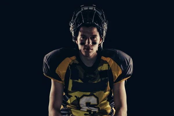 American Football Spieler Isoliert Auf Schwarzem Hintergrund — Stockfoto