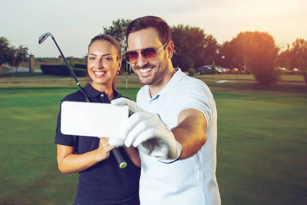 Jong Echt Paar Maken Selfie Een Golfbaan — Stockfoto