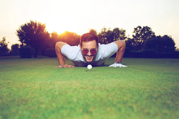 Golfer Sprawdzenie Linii Putt Zielono — Zdjęcie stockowe