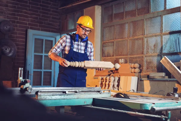 Timmerman Werken Met Apparatuur Houten Tafel Carpentry Shop — Stockfoto