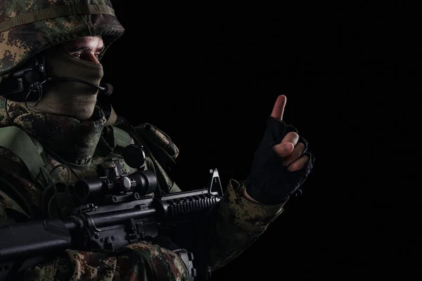 Forças Especiais Soldado Com Rifle Fundo Escuro — Fotografia de Stock