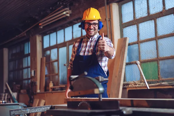 Retrato Carpinteiro Profissional Sua Oficina — Fotografia de Stock