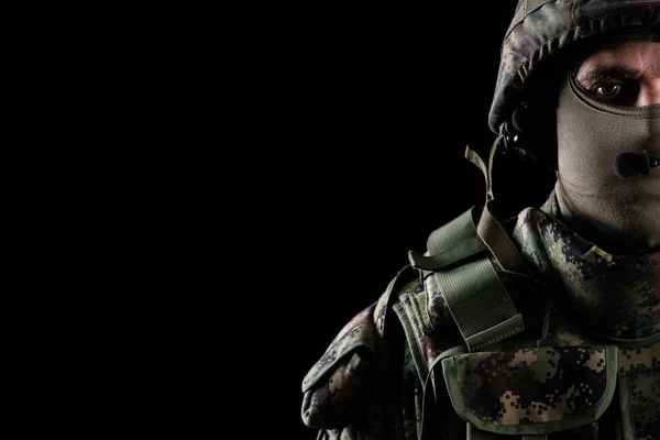 士兵在黑色背景的头盔 — 图库照片