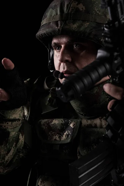 Katona Különleges Erők Puskával Sötét Háttér — Stock Fotó