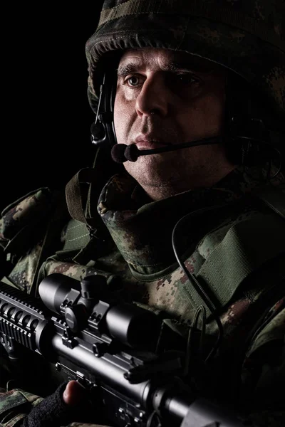 Soldier Special Forces Met Geweer Donkere Achtergrond — Stockfoto