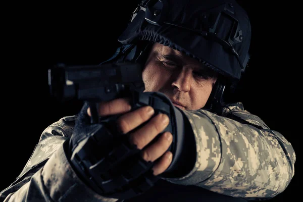 Soldat Siktar Med Svart Pistol Bild Mörk Bakgrund — Stockfoto