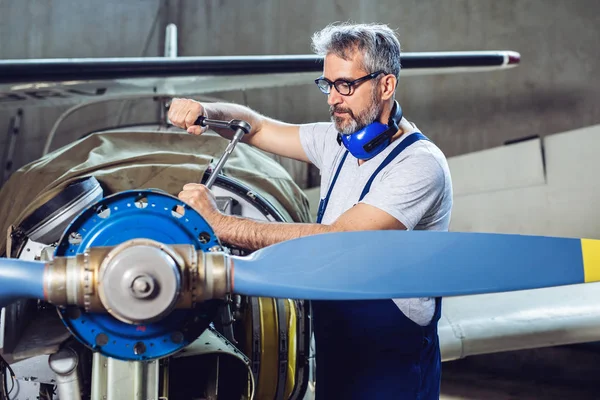 Mechanik Samolotów Naprawia Silnik Samolotu — Zdjęcie stockowe
