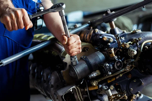 Aircraft Mechanic Repairs Aircraft Engine — Stock Photo, Image