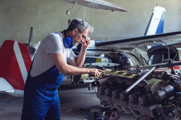 Engenheiro Sênior Reparando Motor Aeronave — Fotografia de Stock