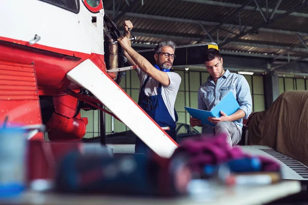 Mecánica Aviones Hangar Compañeros Trabajo Reparando Avión —  Fotos de Stock