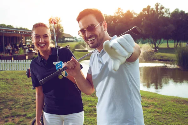 Jong Sportief Paar Golfen Een Golfbaan — Stockfoto