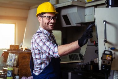 CNC makine fabrikasında mühendis 