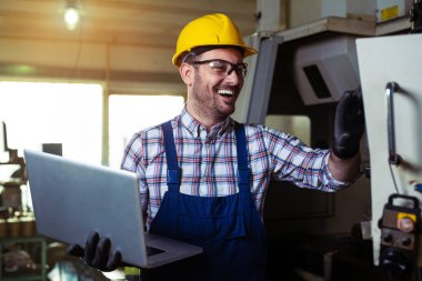 CNC makine fabrikasında mühendis 