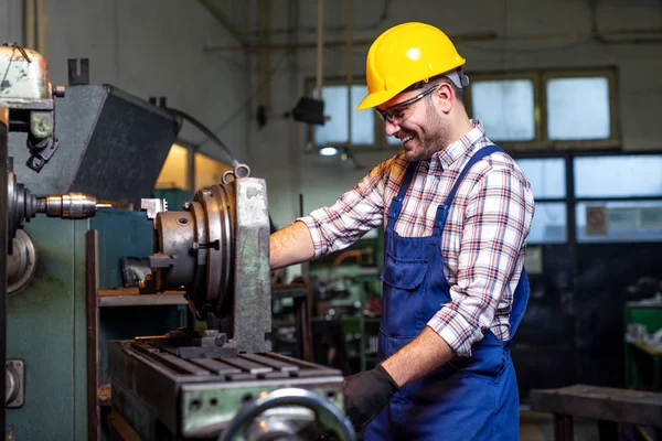 Travailleur Turner Travaille Sur Une Machine Tour Dans Une Usine — Photo