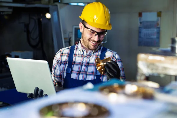 Supervisor Doing Quality Control Production Check Factory — Stock Photo, Image