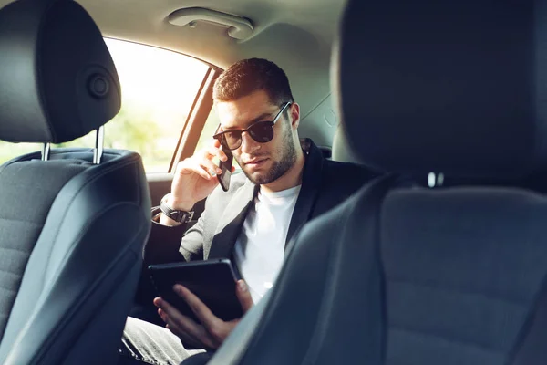 Homme Affaires Parlant Utilisant Voiture Téléphone Intérieur — Photo