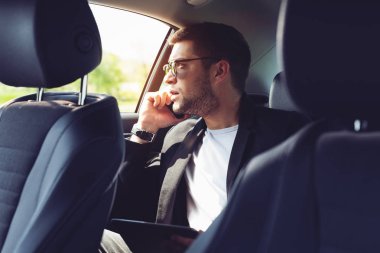 Telefon araba Iç kullanarak konuşan işadamı