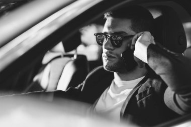 Yakışıklı işadamı cep telefonu arabaya kullaranarak 