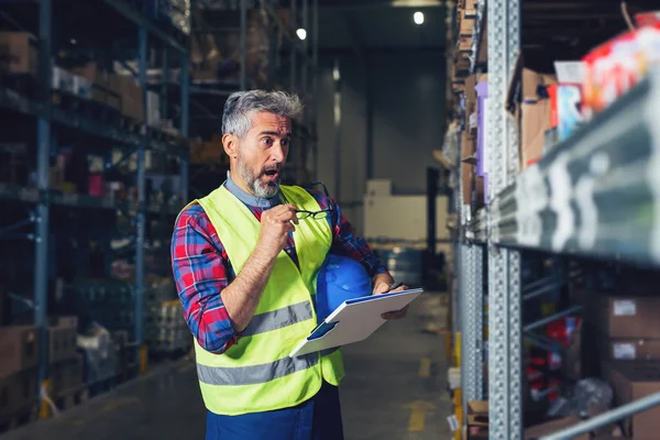 Senior Worker Warehouse Recording Stock — Stock Photo, Image