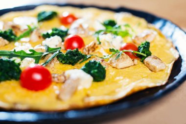 omlet bir plaka üzerinde ahşap masa