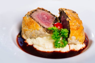 Wellington bifteği ve taze otlar.