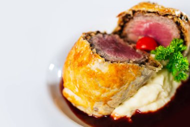 Wellington bifteği ve taze otlar.