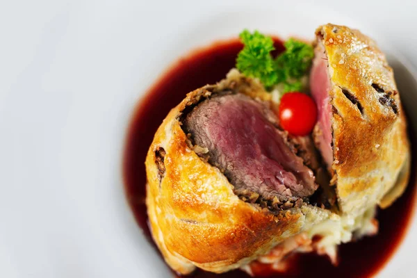 Wellington bifteği ve taze otlar.