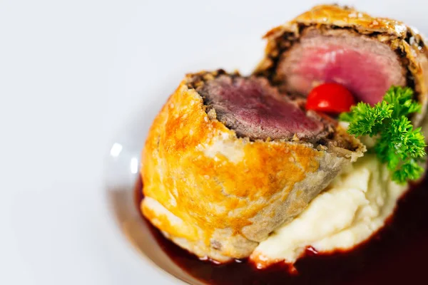 Wellington bifteği ve taze otlar.