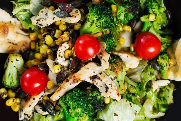 Saladas Frango Brócolis Frescos Mesa Para Almoço — Fotografia de Stock