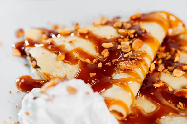 Crêpe Aux Arachides Sirop Caramel Sur Fond Blanc — Photo