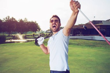 Mutluluk kazanan adam golfçü delik bir golf topu koyarak