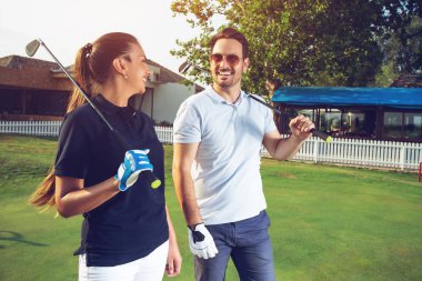 Mutlu çift golf oyunu sonra mutlu hissediyorum