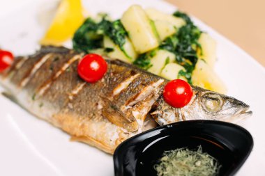 Lezzetli balık yemeği, kızarmış Avrupa bas domates ile servis