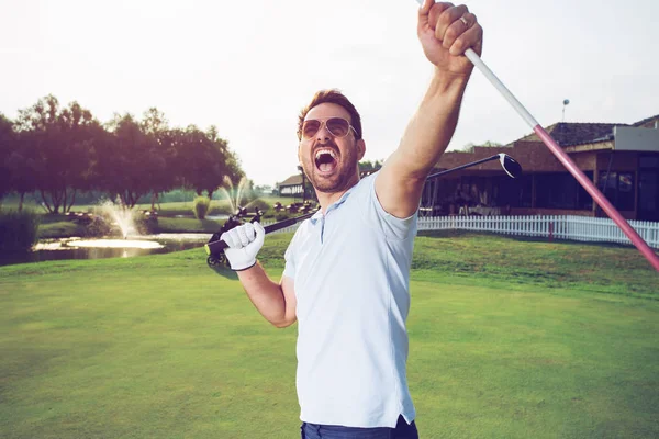 Felicidade Vencedor Homem Golfista Colocando Uma Bola Golfe Buraco — Fotografia de Stock