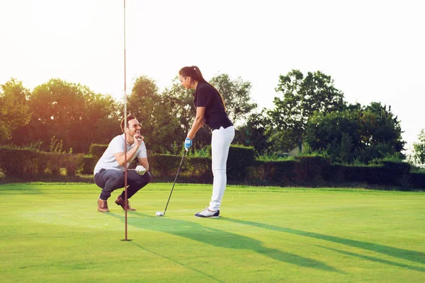 幸福的夫妻在俱乐部打高尔夫球 — 图库照片