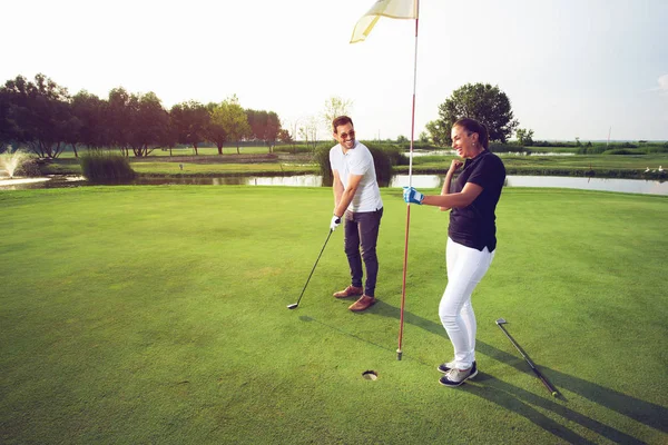 golf kulübünde oynarken mutlu çift