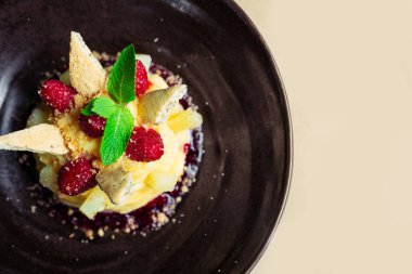 Ahududu ve Çerezler ile vanilya puding