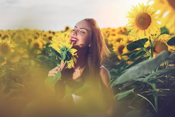 Mooi Meisje Genieten Van Natuur Het Gebied Van Zonnebloemen Bij — Stockfoto