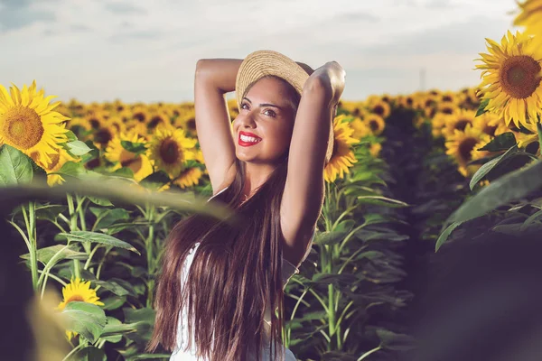 Piękna Dziewczyna Ciesząc Się Naturą Polu Słoneczników Zachodzie Słońca — Zdjęcie stockowe