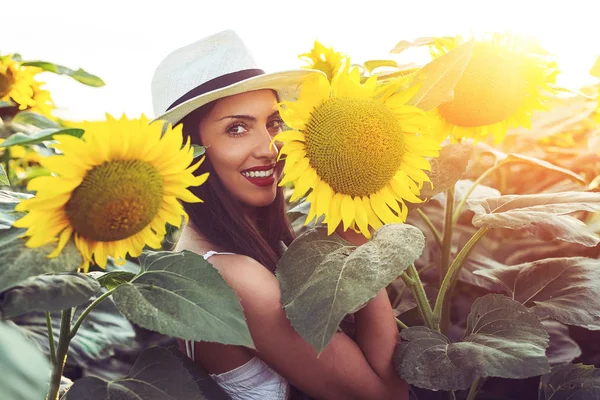 Vrouw Met Hoed Een Zonnebloem Veld — Stockfoto