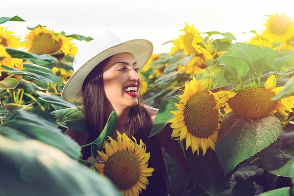 Frau Mit Hut Einem Sonnenblumenfeld — Stockfoto