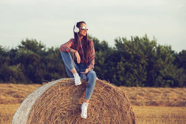 Beautiful Girl Sitting Haystack Listening Music Enjoying Sunset — Stock Photo, Image