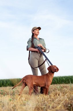 Kürklü arkadaşı ile güzel kadın avcı.