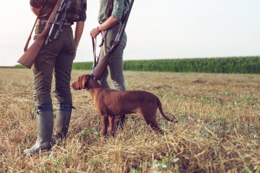 Av köpeği ile kadın avcılar 