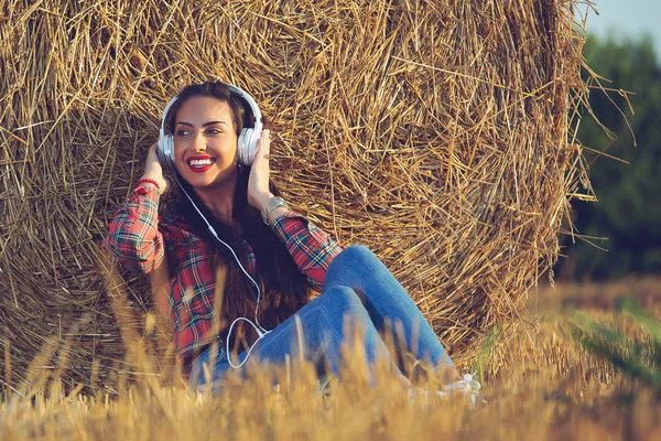 Girl Sitting Wheat Field Her Headset She Leaning Her Back — Stock Photo, Image