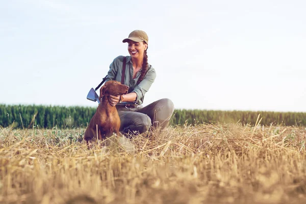 Vacker Kvinnlig Jägare Med Lurviga Följeslagare — Stockfoto