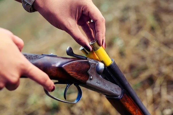 Primer Plano Una Cazadora Cargando Rifle —  Fotos de Stock