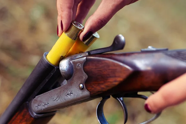 Tüfeğini Yeniden Dolduran Bir Kadın Avcının Yakın Çekim — Stok fotoğraf