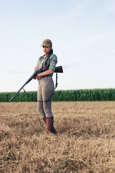 Atractiva Cazadora Cargando Rifle —  Fotos de Stock