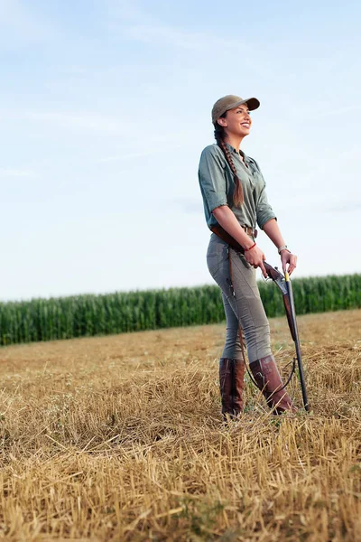 Attractive Female Hunter Reloading Her Rifle — Stock Photo, Image